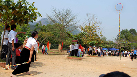 Sôi nổi Lễ hội ném Còn ba nước Việt-Lào-Trung 2013