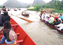 Gần 10 vạn khách đã tới chùa Hương trong ngày khai hội năm 2008