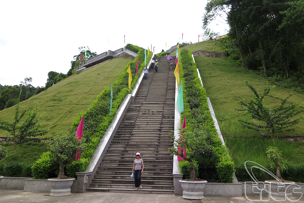 The staircase leading to President Ho Chi Minh Temple