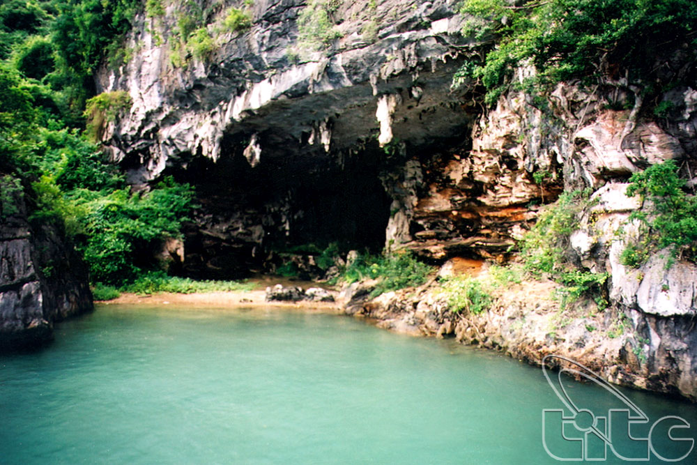 Hang Trống và hang Trinh Nữ 