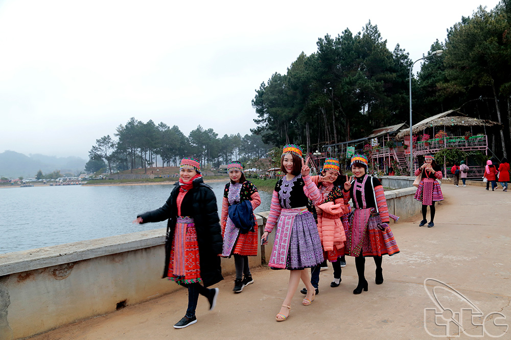 Visitors in ethnic costume in Ang Village’s pine forest
