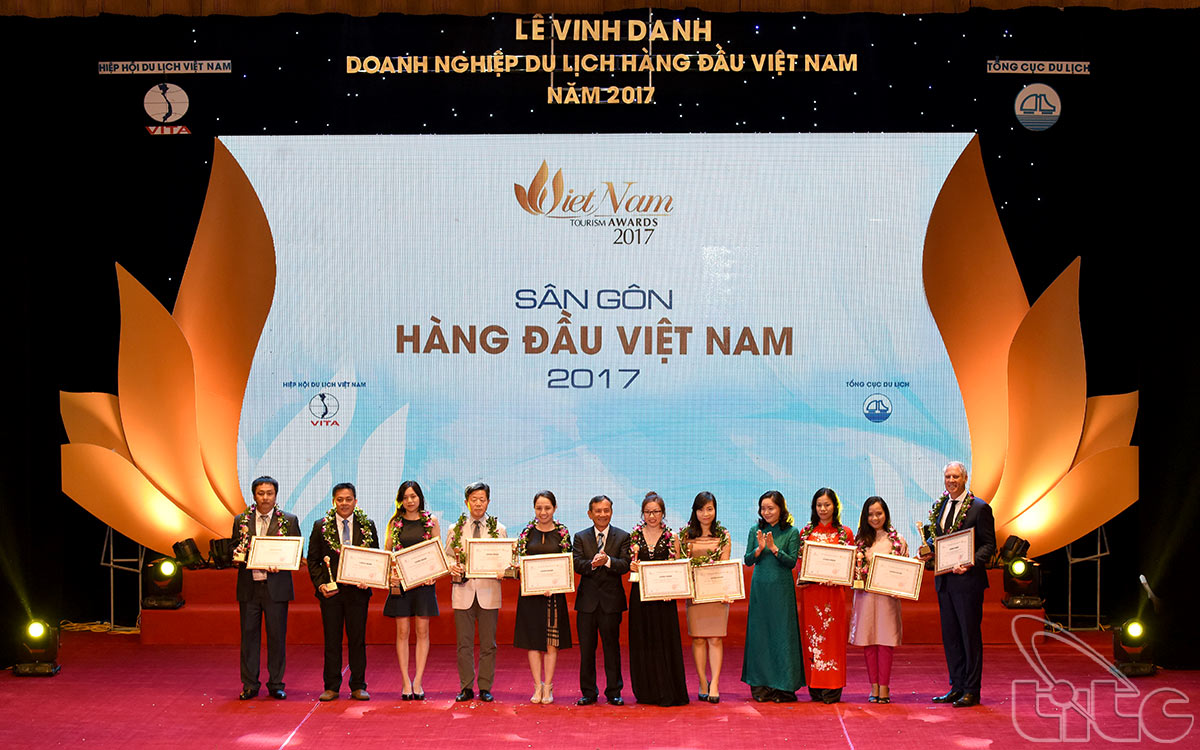 Thứ trưởng Trịnh Thị Thủy và Chủ tịch Hiệp hội Du lịch Việt Nam Nguyễn Hữu Thọ trao tặng giải thưởng Sân gôn hàng đầu Việt Nam năm 2017