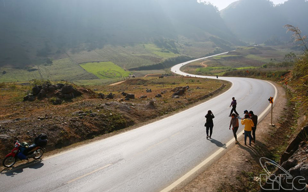 S-shaped road – a favorite site in Moc Chau