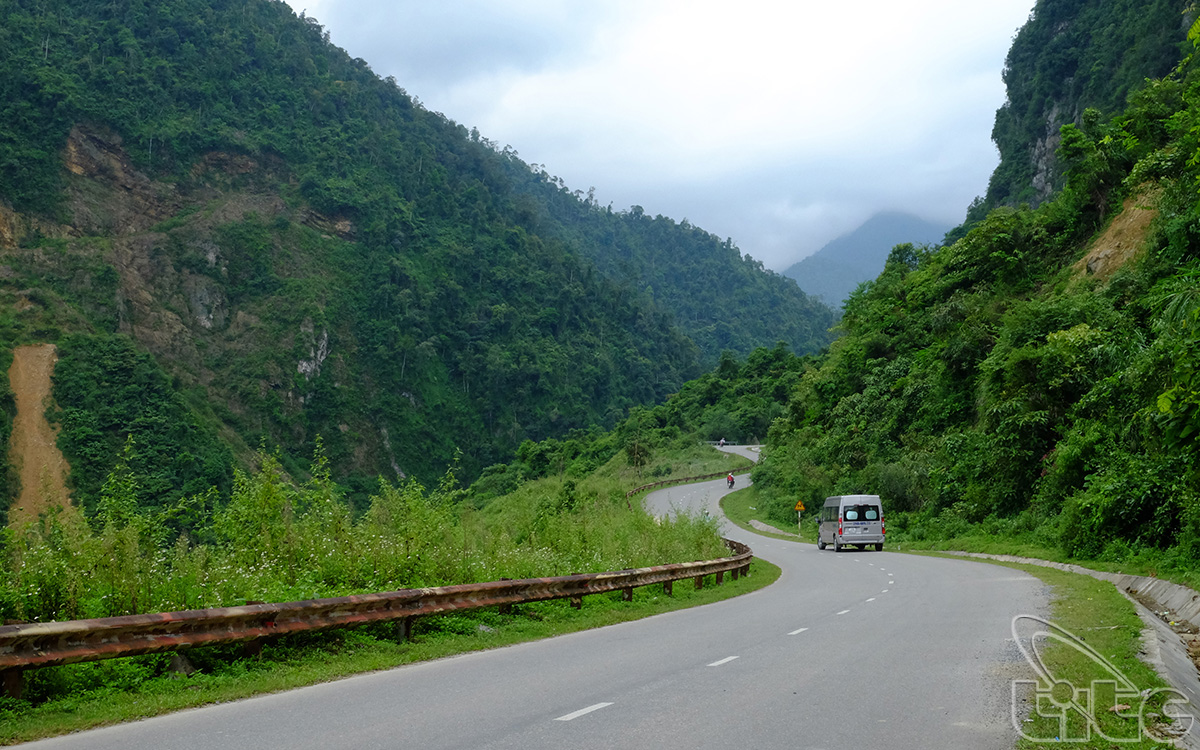 National Road 32 leading visitors to Mu Cang Chai District, Yen Bai Province