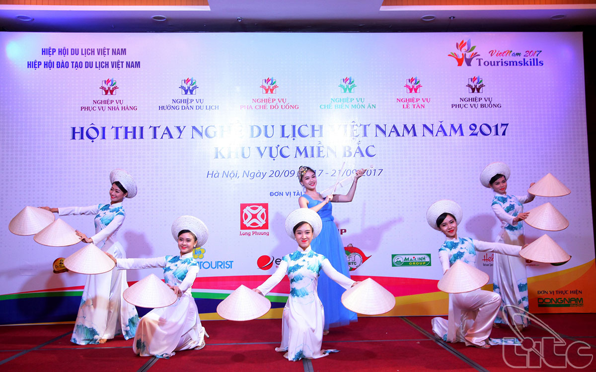 Biểu diễn văn nghệ tại lễ khai mạc Hội thi tay nghề du lịch Việt Nam năm 2017 khu vực miền Bắc