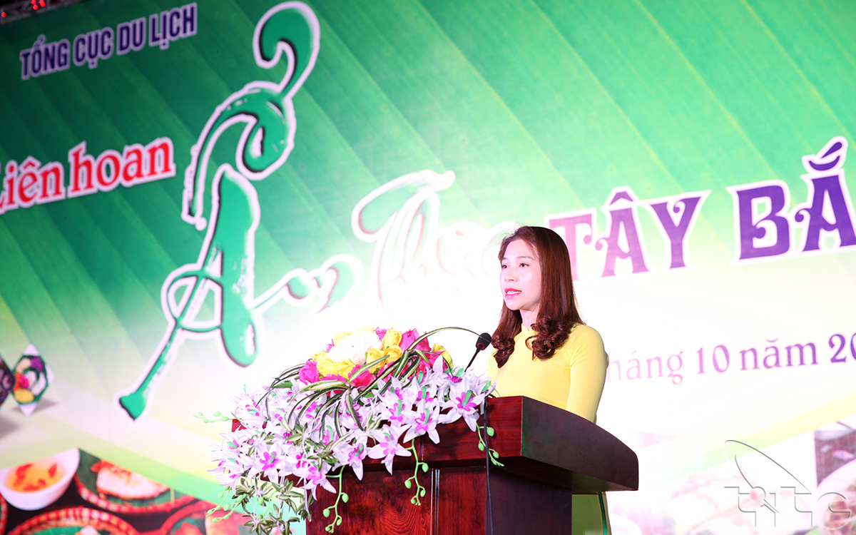 Bà Lưu Thị Hương Hoài - Phó Vụ trưởng Vụ Khách sạn phát biểu trong lễ bế mạc Liên hoan ẩm thực Tây Bắc 2017