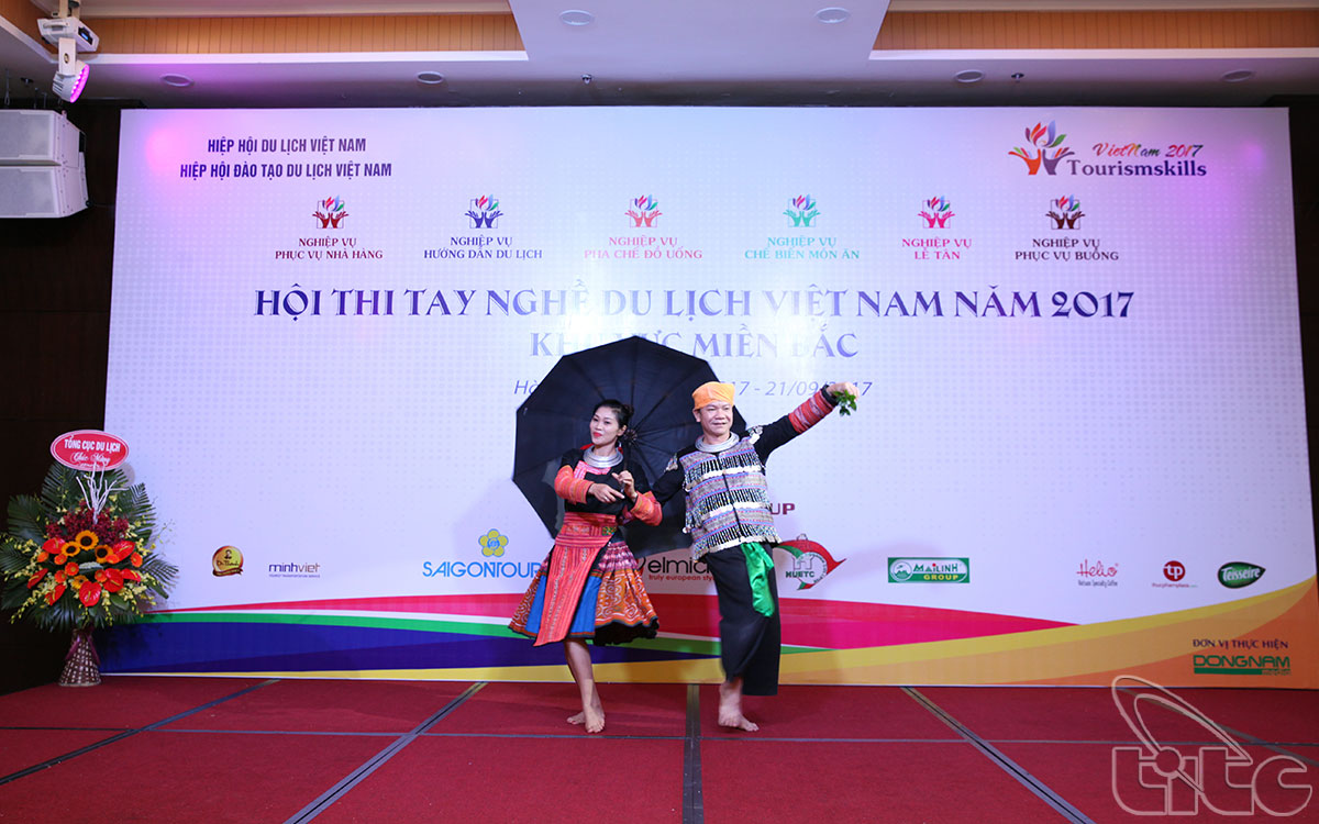 Tiết mục văn nghệ trong lễ trao giải Hội thi tay nghề du lịch Việt Nam năm 2017 khu vực miền Bắc
