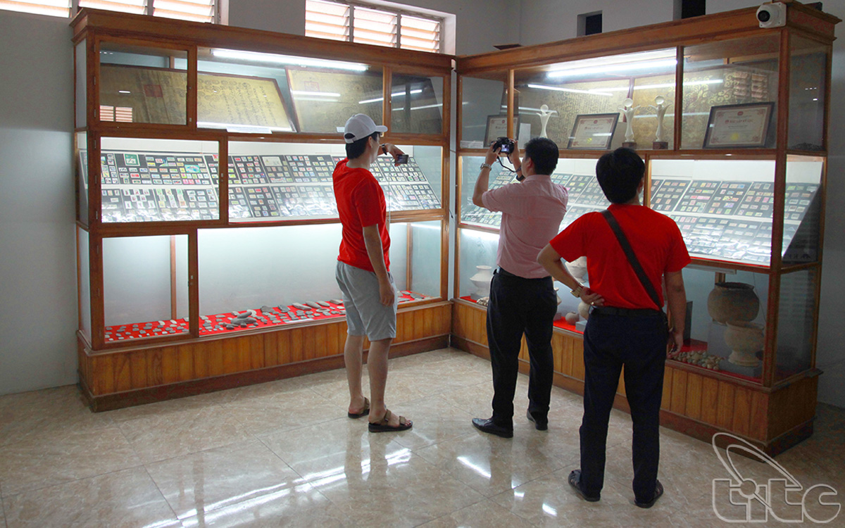 The second floor of Hoang Long Antiques Museum houses the remains of prehistoric people