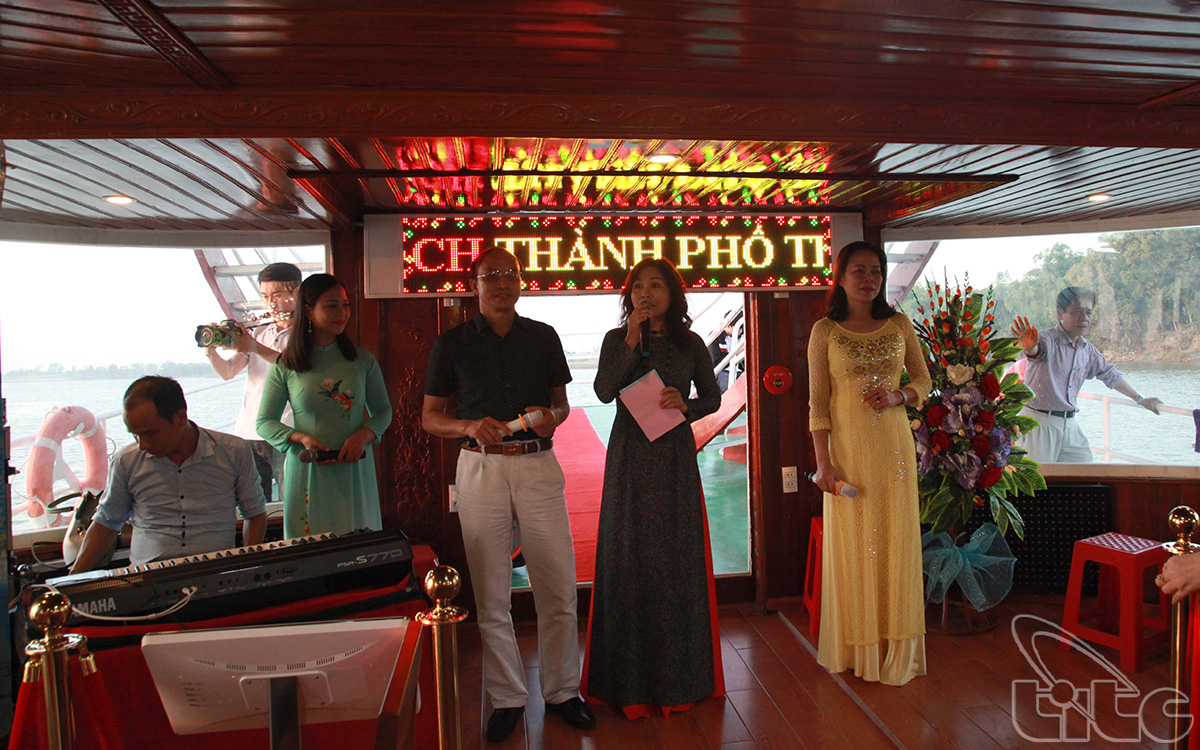 The artists perform Ma River singing on Hoang Long cruise