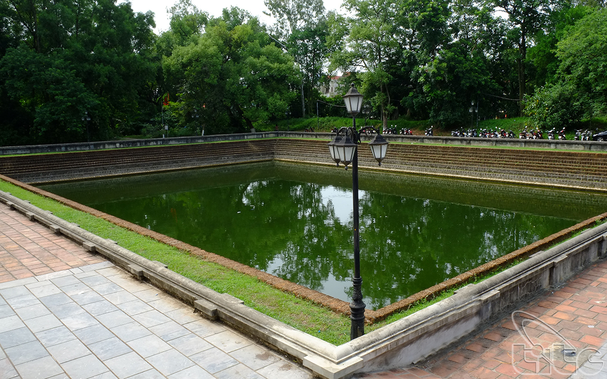 Two lotus ponds in the front of Kinh Thien Palace