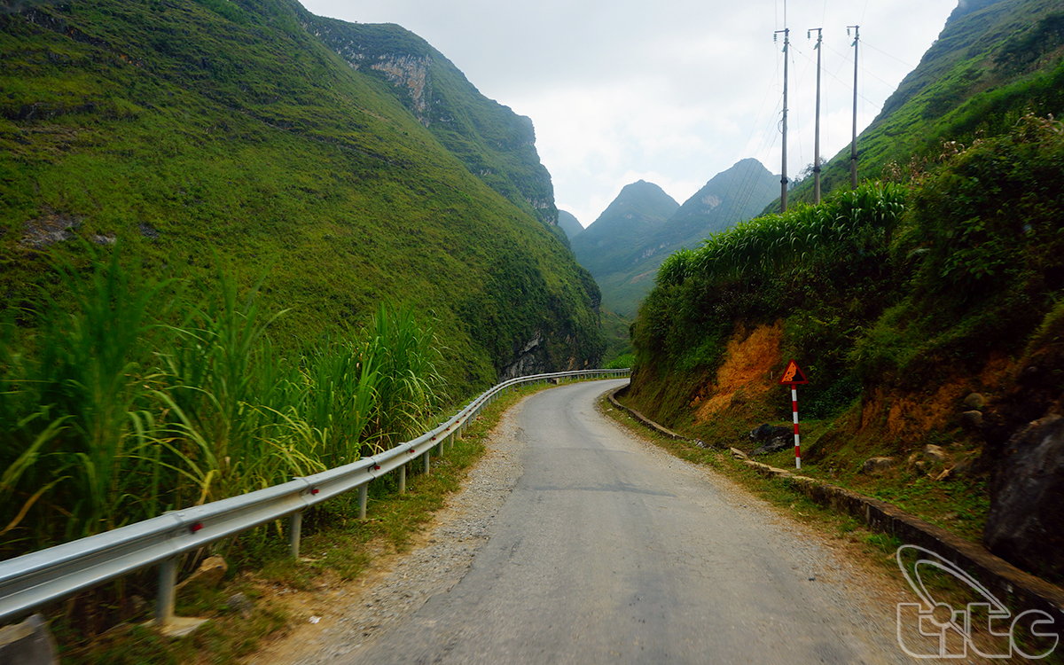 To reach the highland districts of Ha Giang Province, visitors have to go through the dangerous and majestic passes