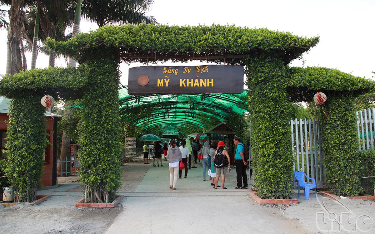 The entrance of My Khanh Tourist Village