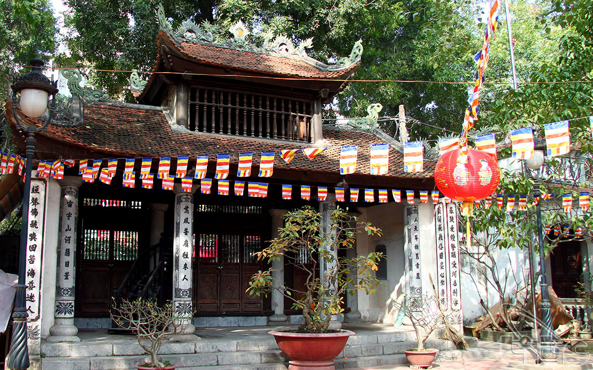 Three–entrance gate of pagoda was built following old architecture with a steeple near the roof, facing the west