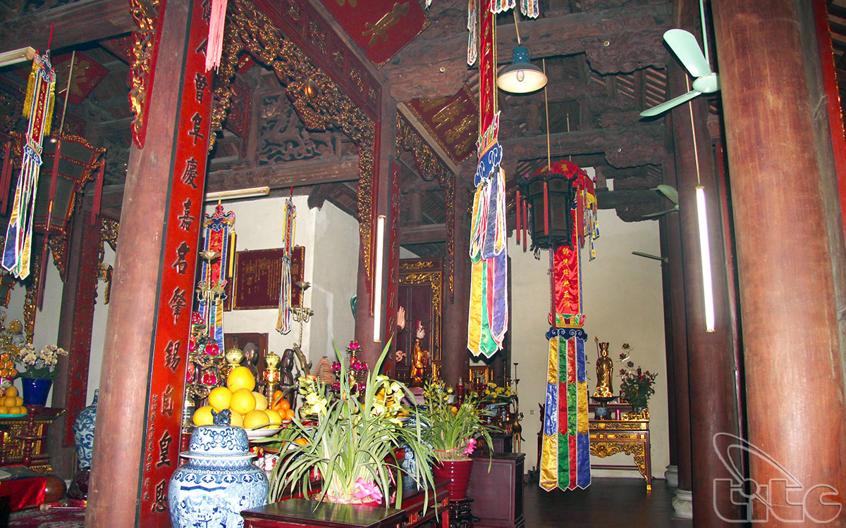 Tam Bao altar located in the middle of front pavilion with two guardian statues and Duc Ong, Thanh Hien altars