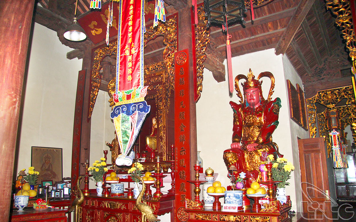 Guardian statues  and Thanh Hien altar in front pavillion