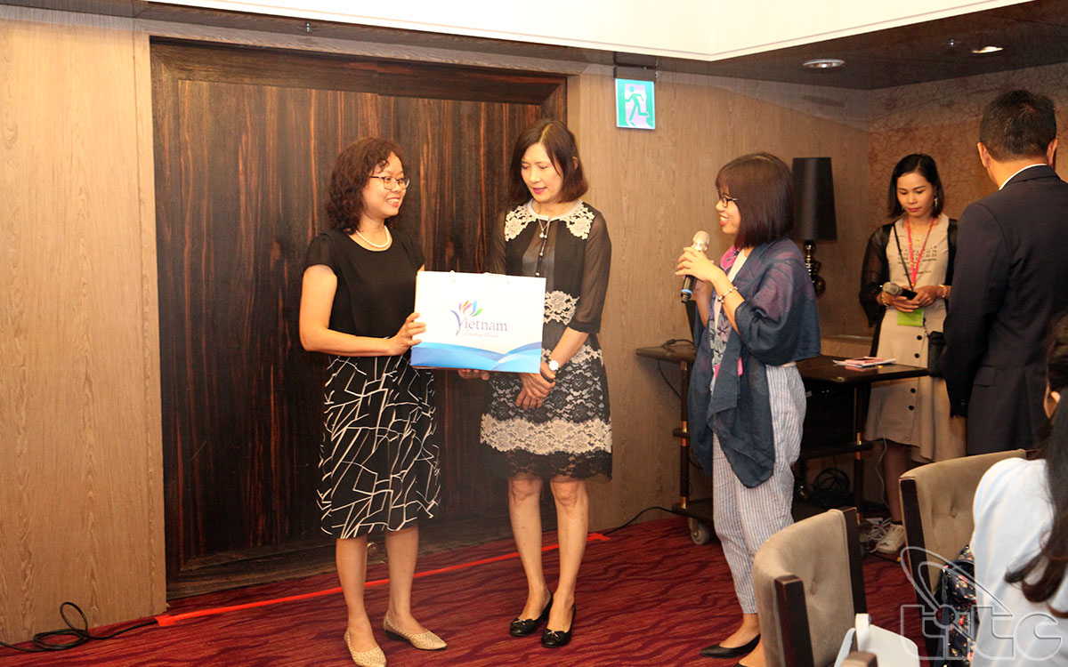 Phó Tổng cục trưởng Tổng cục Du lịch Việt Nam Nguyễn Thị Thanh Hương trao quà lưu niệm cho đại diện Cục Du lịch Cao Hùng tại tiệc chiêu đãi