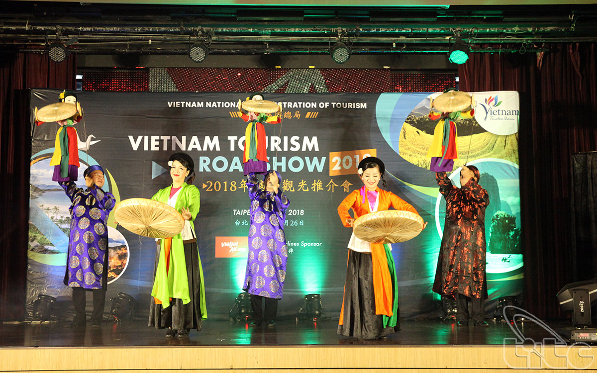 Art performance by Vietnamese artists at the roadshow in Taipei City