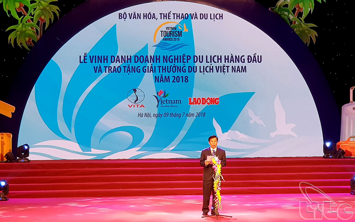 Bộ trưởng Bộ VHTTDL Nguyễn Ngọc Thiện phát biểu tại Lễ vinh danh các doanh nghiệp du lịch hàng đầu Việt Nam năm 2018