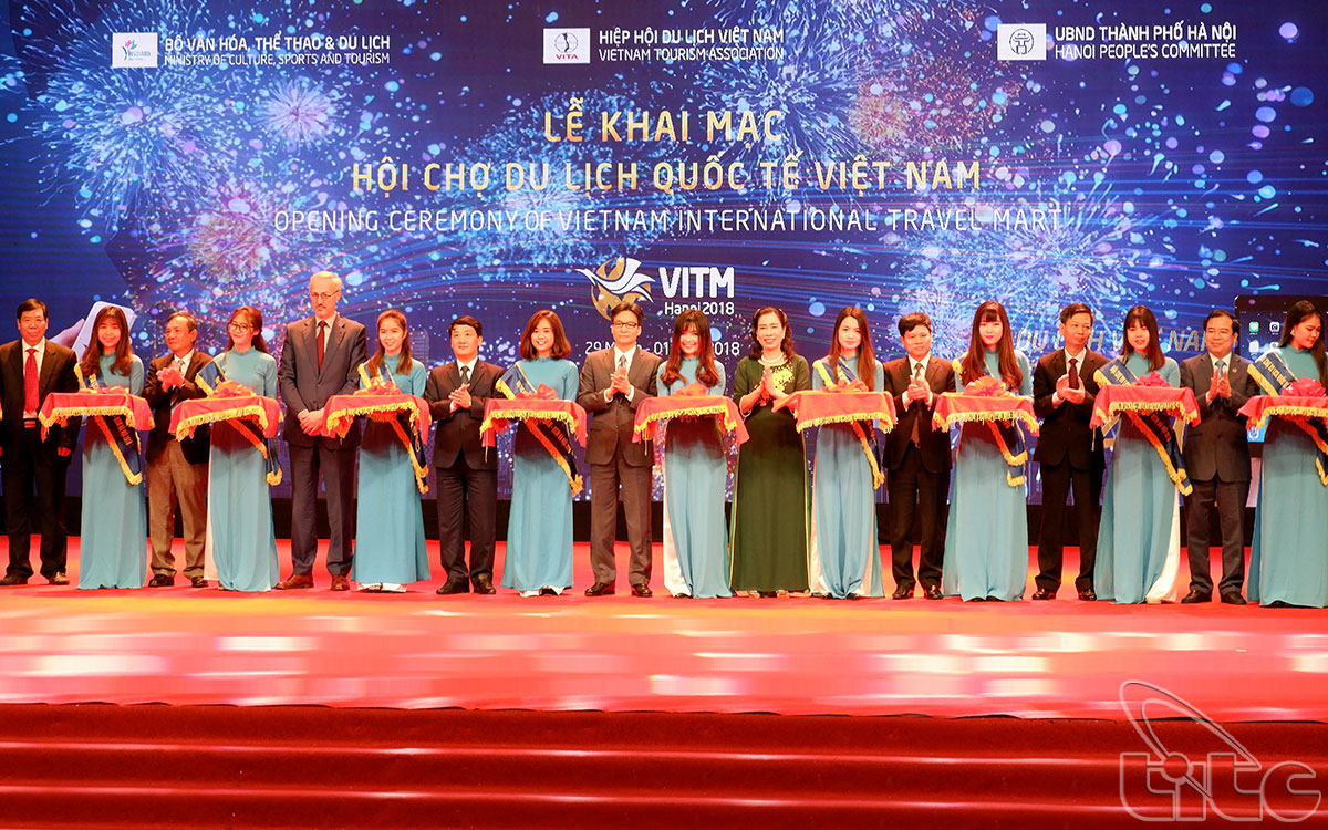 Phó Thủ tướng Vũ Đức Đam cùng các vị đại biểu cắt băng khai mạc Hội chợ VITM 2018