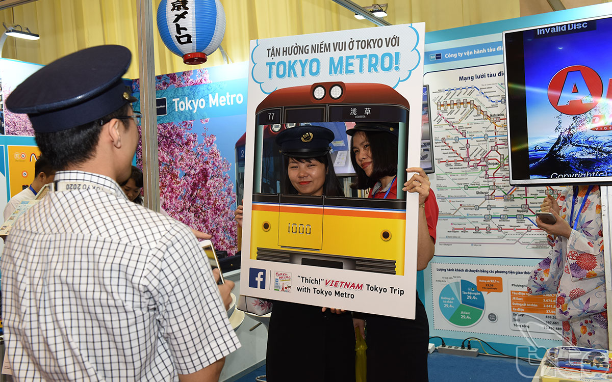 ...hoặc trải nghiệm thú vị tại gian hàng giới thiệu hệ thống Metro ở Tokyo 