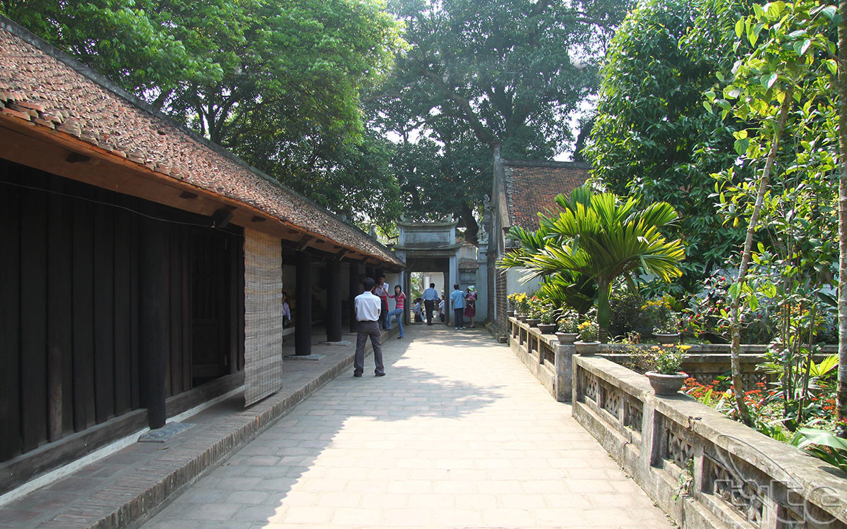 The long corridor surrounds the pagoda