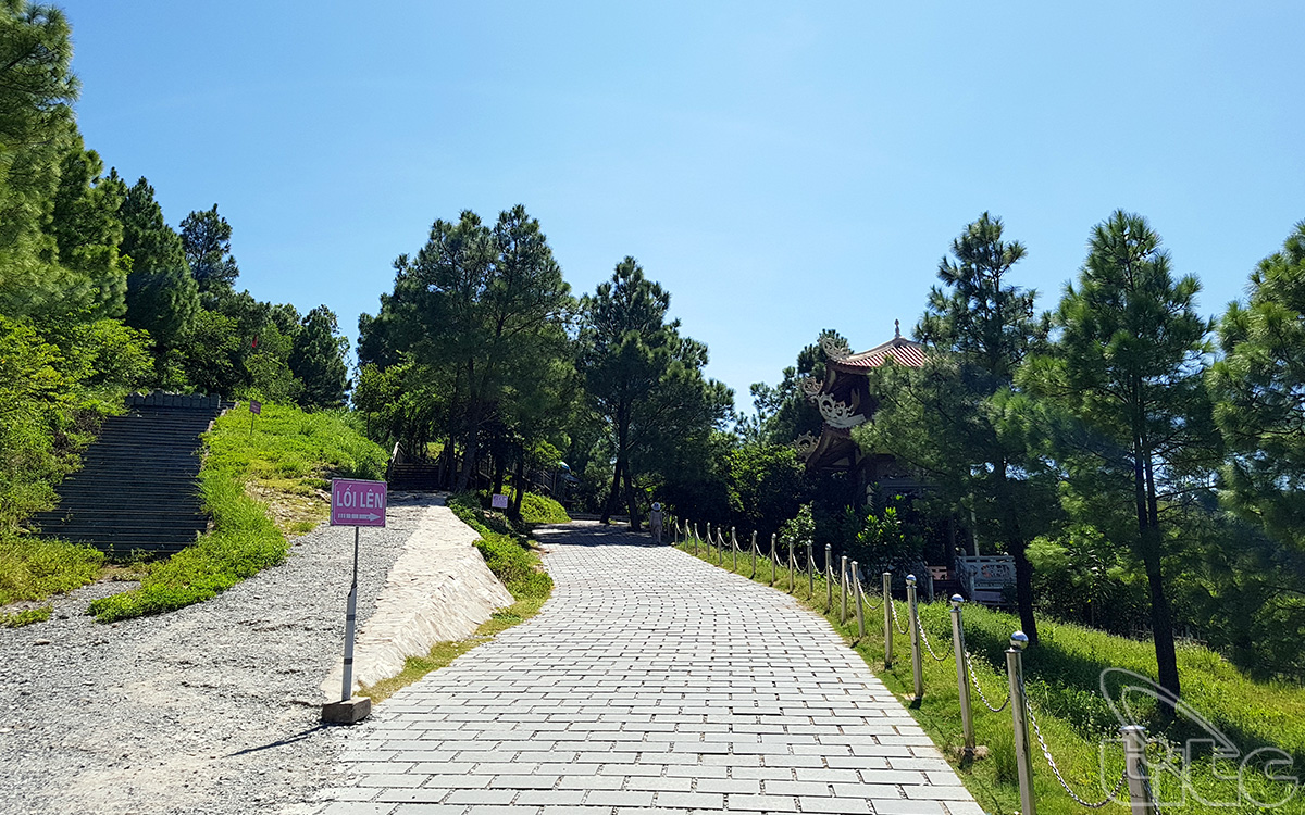 The path leading to General Vo Nguyen Giap’s Tomb in Vung Chua – Yen Island