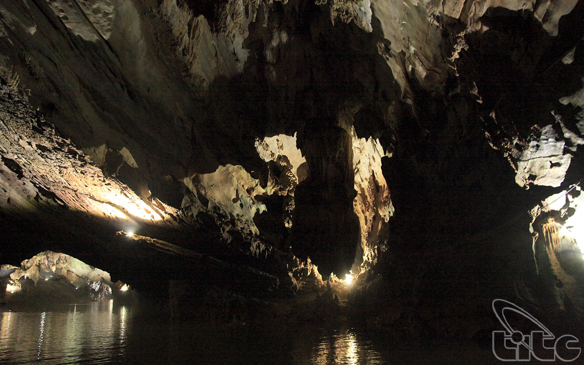 In 1995, Viet Nam Institute of Archeology identified Phong Nha Cave as an important archaeological site.