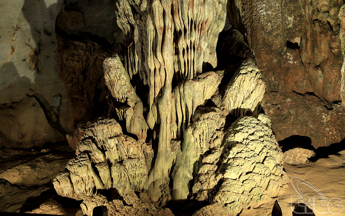 Stalagmites and stalactites in strange shapes rouse visitors' imagination