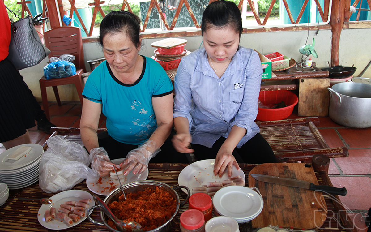 Thanh Hoa specialty dishes such as rang bua cake, khoai cake, etc are prepared to serve visitors