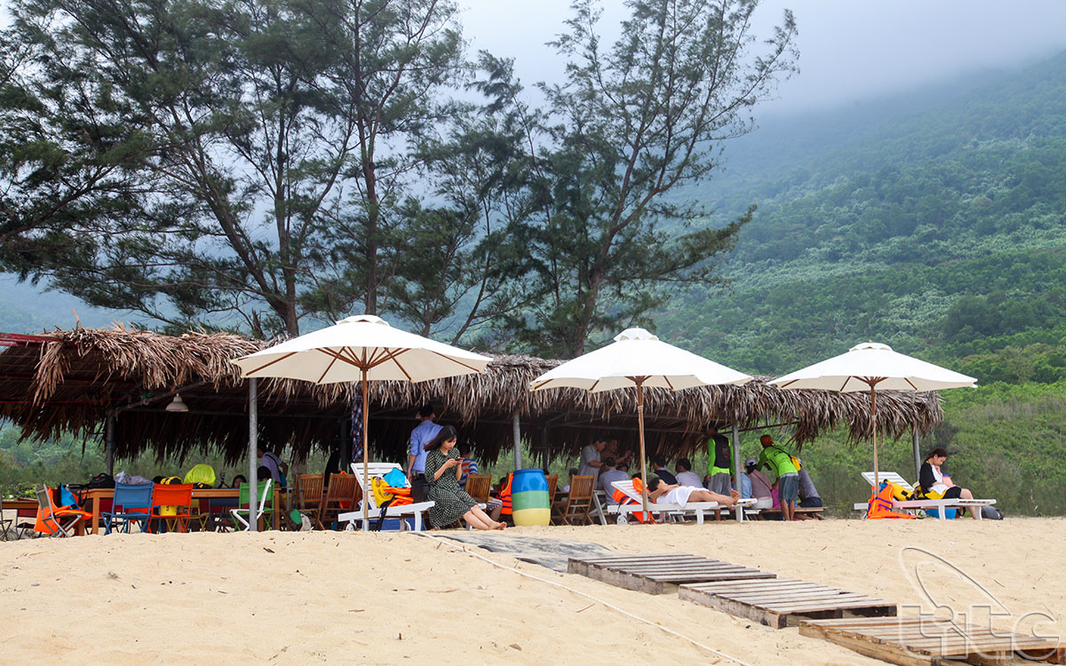 After visiting Ngoc Island, visitors can rest at Chuoi (Banana) Beach.