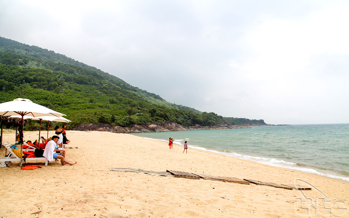 Chuoi Beach owns the unspoiled beauty with clean and clear blue sea.