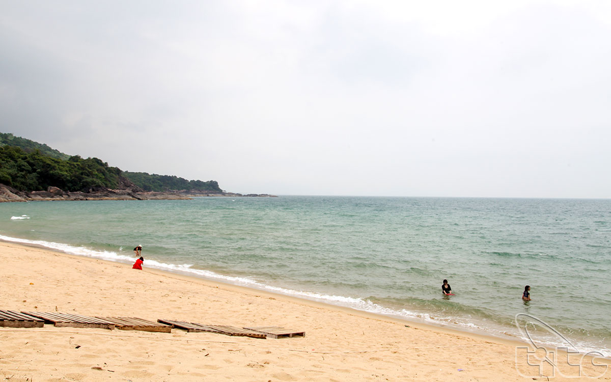 Chuoi Beach owns the unspoiled beauty with clean and clear blue sea.