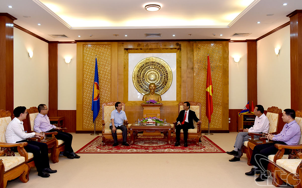 Đoàn công tác Tổng cục Du lịch Việt Nam làm việc với Đại sứ Việt Nam tại Campuchia