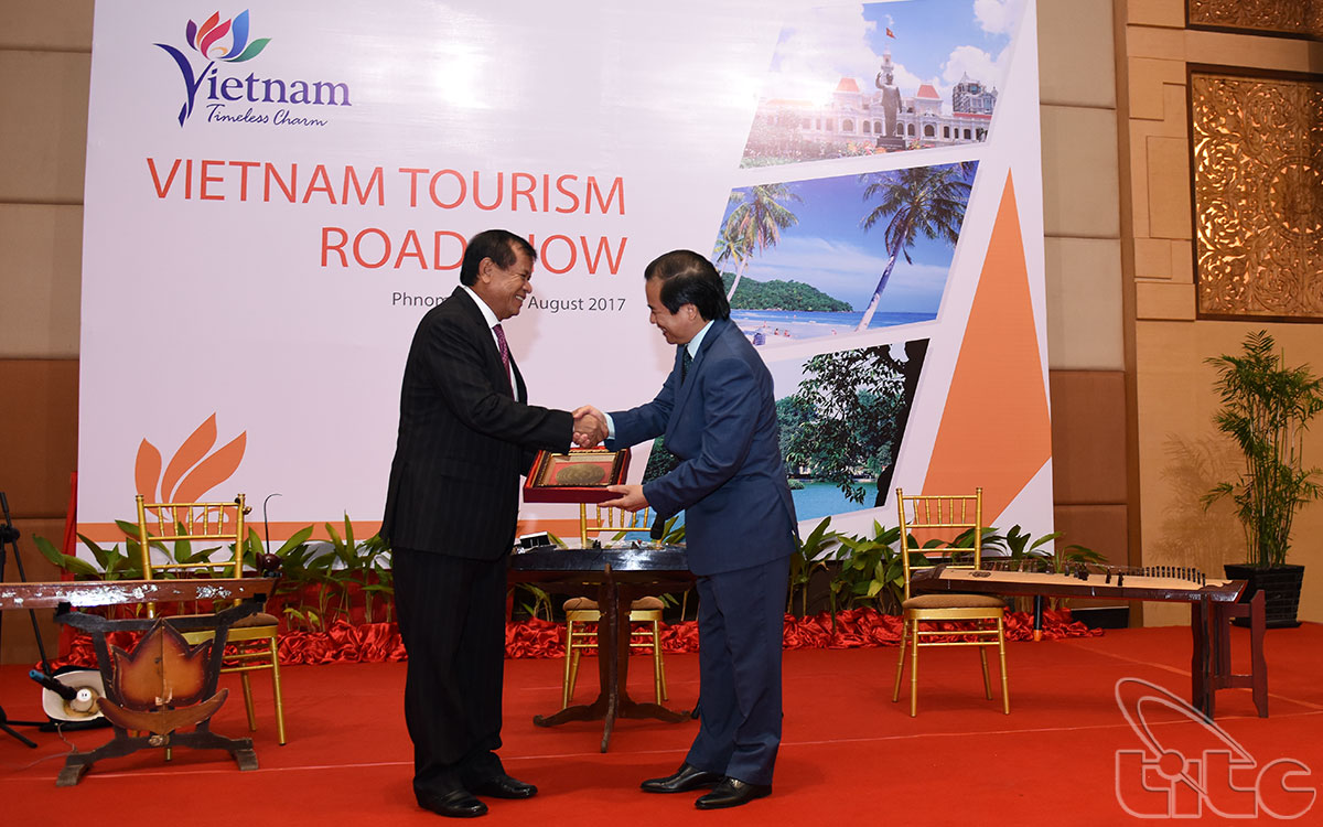 Đại diện lãnh đạo du lịch Việt Nam - Camphuchia trao quà lưu niệm